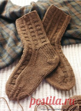 ВЯЗАНЫЕ НОСКИ. MANX LOAGHTAN BOOT SOCKS BY ANN Вязаные носки с рельефным
 рисунком подойдут как для женщин, так и для мужчин. 
Размер: 
Женский размер – 5-7 (8-10), мужской размер – 4-6 (7-9). 
Окружность стопы – 22 (25) см, 
Длина стопы – 23 (24) см, 
Высота от манжеты до основания пятки - 22 (23) см. 
Пряжа: 
Blacker Yarns Pure Manx Loaghtan Wool (100% шерсть; 109 м / 50 грамм в 
мотке) – 2 (3) мотка. 
Инструменты: 
Набор чулочных (обоюдоострых) спиц № 3.75, маркеры петель, отрезок 
вспо