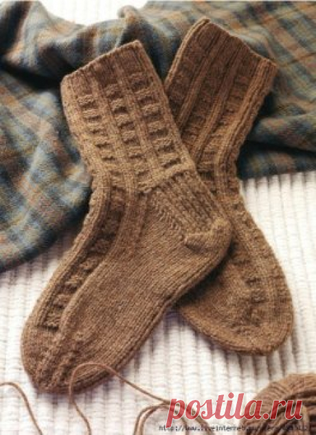 ВЯЗАНЫЕ НОСКИ. MANX LOAGHTAN BOOT SOCKS BY ANN Вязаные носки с рельефным
 рисунком подойдут как для женщин, так и для мужчин. 
Размер: 
Женский размер – 5-7 (8-10), мужской размер – 4-6 (7-9). 
Окружность стопы – 22 (25) см, 
Длина стопы – 23 (24) см, 
Высота от манжеты до основания пятки - 22 (23) см. 
Пряжа: 
Blacker Yarns Pure Manx Loaghtan Wool (100% шерсть; 109 м / 50 грамм в 
мотке) – 2 (3) мотка. 
Инструменты: 
Набор чулочных (обоюдоострых) спиц № 3.75, маркеры петель, отрезок 
вспо