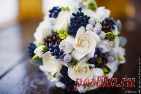 Из коллекции «Букет невесты для зимней свадьбы» Зимний букет
Букет невесты из роз для зимней свадьбы вы можете сочетать с хвоей, ягодами, шишками, хлопком и другими натуральными материалами.