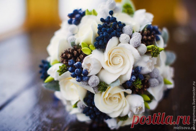 Из коллекции «Букет невесты для зимней свадьбы» Зимний букет
Букет невесты из роз для зимней свадьбы вы можете сочетать с хвоей, ягодами, шишками, хлопком и другими натуральными материалами.