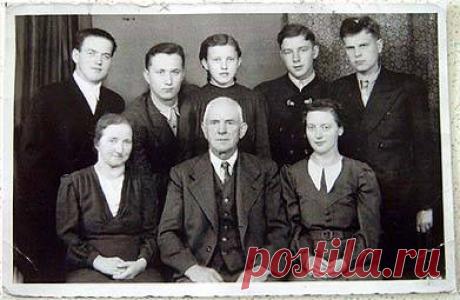 Обыкновенное чудо 

…»Пятнадцатилетние мальчики из «гитлерюгенда» хвастались друг перед другом – кто из них больше убил беззащитных людей. Один достал из кармана, и показал приятелю связку отрезанных ушей – оба засмеял…