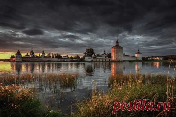 Кирилло-Белозерский монастырь на Сиверском озере в лучах вечернего солнца (Вологодская область). Снимала Наталья Радзиховская: nat-geo.ru/community/user/222446