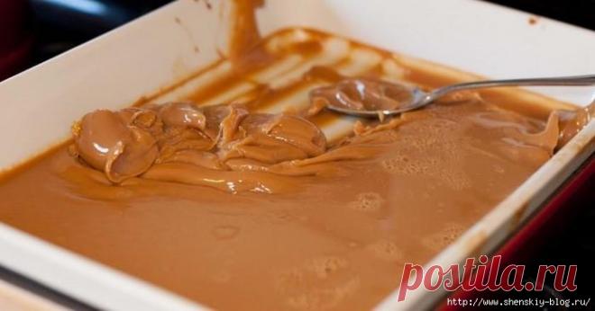 Домашняя вареная сгущенка своими руками - незабываемый вкус детства! 
Вы не поверите, но понадобится всего 10 минут! 
Ингредиенты
Молоко 1 стакан Сахар 1 стакан Сухое молоко 1 стаканСливочное масло 50 г Вода 1 ст. л.Приготовление
В кастрюлю всыпьте сахар и добавьте вод…