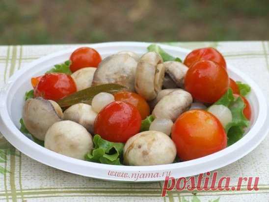 МАРИНОВАННЫЕ ЧЕРРИ С ШАМПИНЬОНАМИ 
Надежда Сафронова:
Я уже и закрыла и испробовала.Это просто превосходный рецепт.делайте,не пожалеете 
Нам понадобится: 
250 г томатов черри 
300 г небольших шампиньонов 
2 ст.л. растительного масла 
небольшой пучок укропа (я заменила на семена) 
2 ст.л. белого винного уксуса 
3 бутона гвоздики 
щепотка барбариса 
щепотка душистого перца 
щепотка чёрного перца 
щепотка розового перца 
3 лавровых листа 
щепотка тёртого мускатного ореха 
1 ст.л. соли 
восьмисотг