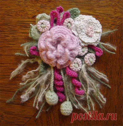 Цветочная брошь