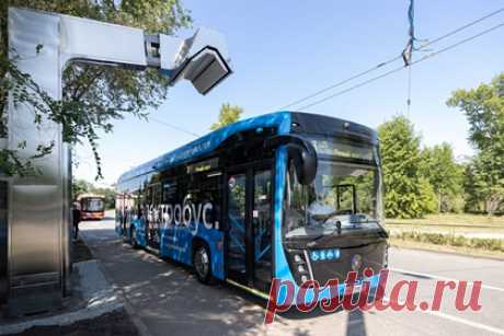 В Казани появился первый электробус. На дорогах Казани в тестовом режиме появился первый электробус. Транспортное средство разработал «КАМАЗ». В салоне есть 35 посадочных мест, а полная вместительность составляет 80 пассажиров. Максимальная скорость нового электрического транспорта составляет 75 километров в час.