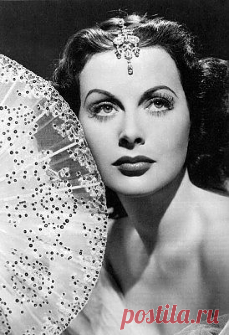 Хеди Ламар (Хеди Ламарр, а еще правильнее Hedy Lamarr) – одна из самых ярких и красивых звезд Голливуда.  Посмотрите, она восхитительна на каждой фотографии. Помимо своей великолепной внешности, актриса обладала острым умом.