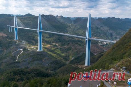 «Небесный мост» Пинтан в провинции Гуйчжоу. Мост Пинтан привлекает туристов со всего мира как мост с одной из самых высоких в мире бетонных башен. Ее высота достигает 332 метра.