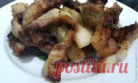Картошка, тушенная с мясом в горшочке
Ингредиенты:
Картошка — 16 шт)
Мясо — 4 ломтика)
Сметана — 1 стакан)
Сливочное масло — 50гр)
Лук — 4 шт)
Морковь — 1 шт)
Соль, черный перец, петрушка — по вкусу.
Зерна белой горчицы — по вкусу
Приготовление:
1. Берем мясо (у меня свинина), лучше брать кусок пожирнее, и нарезаем его тонкими брусочками (полосками).
2. Обжариваем мясо до золотистого цвета на свином жире или растительном масле. Я использовала свиной жир — так вкуснее, но и калорийнее.
3. Мяс