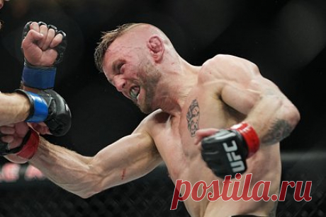 Боец UFC рассказал об измене жены с его лучшим другом в день свадьбы. Американский боец смешанного стиля (MMA) Тим Эллиот рассказал, что жена Джина Мазани изменила ему в день свадьбы с его лучшим другом. Спортсмен разместил в социальных сетях снимок с бракосочетания, назвав его мерзким. Он указал на то, что фото находится его бывший друг Кевин Крум, держащий микрофон.