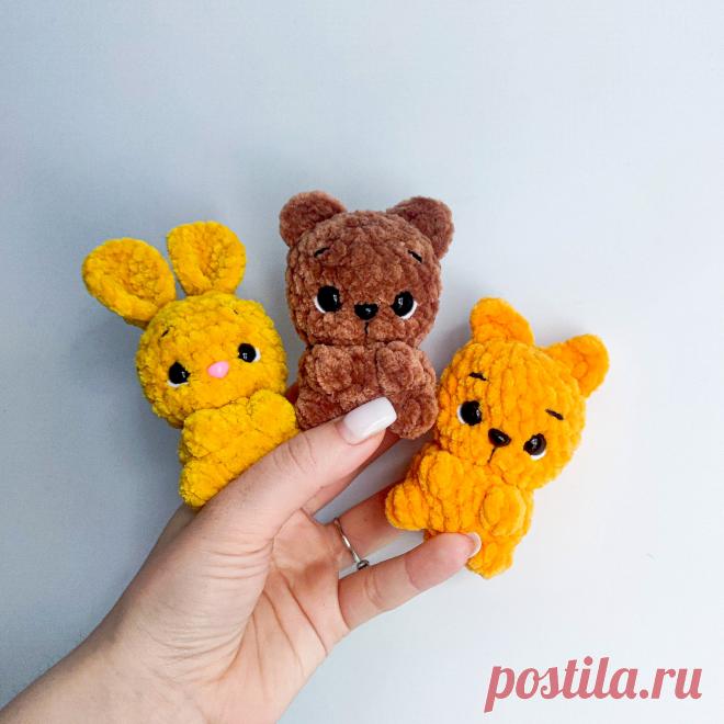PDF Зверята Малыши крючком. FREE crochet pattern; Аmigurumi toy patterns. Амигуруми схемы и описания на русском. Вязаные игрушки и поделки своими руками #amimore - плюшевые мишка с зайкой, маленький котик из плюшевой пряжи, заяц с медведем и котом, зайчик, медвежонок и кошка.