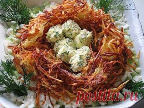 Вкуснее только у мамы — салат "Гнездо глухаря" вкуснее только у мамы!
Салат "Гнездо глухаря"
Приготовление:

1. Картофель и морковь нарезать тонкой соломкой, лук нарезать полукольцами.
2. Овощи поочередно обжарить в небольшом количества масла, выл…