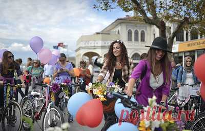 Carfree Day: как топливный кризис дал старт всемирной акции. Игорь Моржаретто — о происхождении и проведении Дня без автомобиля в разных странах В этом году отмечается 10-я годовщина мировой кампании Carfree. «День без автомобиля» (Carfree Day) — глобальная кампания, проходящая под лозунгом «Двигайся с движением!». Его цель — привлечь внимание к проблемам, связанным с загрязнением воздуха и недостаточным количеством зеленых зон в городах. В День без автомобиля люди многих стран мира сознательн…