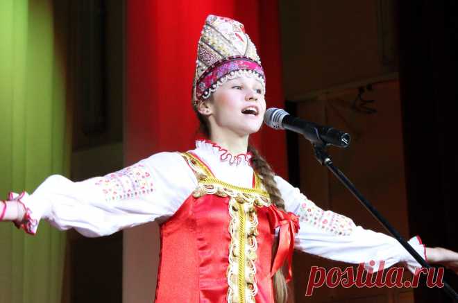Вероника  на  сцене.  Обворожительно.