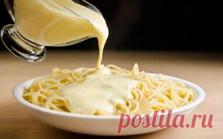 СЫРНАЯ ПОДЛИВА для МАКАРОН, обожаю ее. Вам тоже понравится С ней самые обычные макароны приобретают неповторимый вкус! Ингредиенты: две ложки муки 2 ст. л, молока 1 ст, сливочного масла 50 г, растительное масло, соль, перец, натертого сыра (можно два вида) 200 г, тмин, базилик Рецепт приготовления: Разогреем растительное масло, добавим в него муку. Обжарим до золотистого цвета. Медленно вольем стакан молока, размешивая, доводим до …
