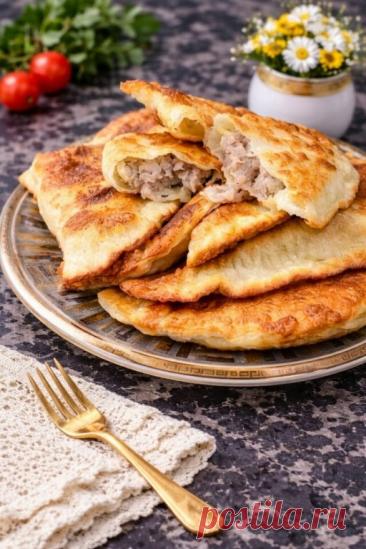БУДЬТЕ ОСТОРОЖНЫ: ЭТИ ЧЕБУРЕКИ ВЫЗЫВАЮТ СИЛЬНЕЙШЕЕ ПРИСТРАСТИЕ!  ВСЯ СЕМЬЯ БУДЕТ ПРОСИТЬ ЕЩЁ, А СОСЕДИ — РЕЦЕПТ

Если вы до сих пор думаете, что идеальные чебуреки — это удел кафешек, этот рецепт перевернёт вашу реальность. Всё дело в гениальной «лени»: тесто замешивается с заварной основой, а в фарш добавляется лёд. Водка делает тесто воздушным, а сахар даёт тот самый идеальный цвет. Готовьтесь к славе лучшего домашнего чебуречника!

Ингредиенты (разложим всё по полочкам)...