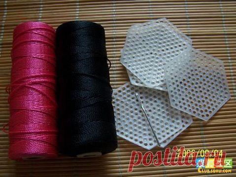 Красочные и практичные сумки, вышитые по пластиковой канве