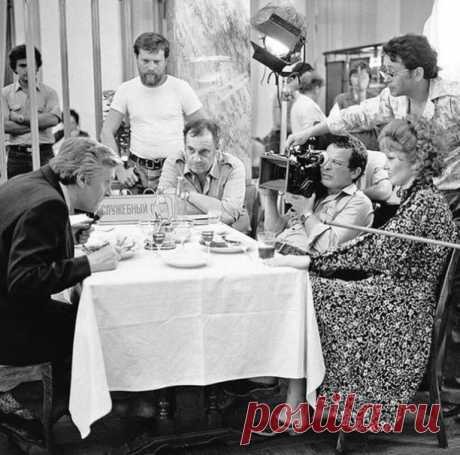 ღ В 1980 году я увидел Людмилу Гурченко в телефильме замечательного режиссера Евгения Гинзбурга «Песни войны». Начал смотреть с опаской: ведь это песни моего детства, я их все знал наизусть, и когда в начале фильма идет фронтовая хроника – ну, думаю, всё: никакому таланту не встать вровень с правдой войны.