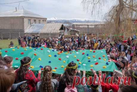 Ծաղկազարդի տոնին երեխաները տնետուն են շրջում, օրհնած ճյուղեր և օրհնանք-բանաձև խոսքեր բաժանում բոլորոին: Տանտիրուհին՝ ի պատասխան նրանց օրհնության, բաժին, զոհաբերություն է տալիս. քաղցրավենիք, գումար, ձու:
«Ով որ չտա իմ բաժին ձուն,
Մուկն ու կատուն իրենց թթուն,
Ով որ կտա իմ բաժին ձուն,
Աստված պահի իր փեսացուն»:
Ձուն հատկապես պահանջում են Զատկին զարդարելու և ձվախաղերին պատրաստվելու համար 😊։