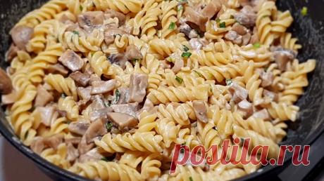 Макароны с грибами в сметанном соусе – это простое, сытное, вкусное и быстрое в приготовлении блюдо. А для работающих любителей пасты этот рецепт настоящая находка, так как на...