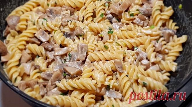 Макароны с грибами в сметанном соусе – это простое, сытное, вкусное и быстрое в приготовлении блюдо. А для работающих любителей пасты этот рецепт настоящая находка, так как на...