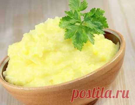 9 уникальных рецептов картофельного пюре. 1. Картофель 10 минут проварить в воде, после чего воду слить, залить кипящим молоком и довести до готовности. Размять в пюре. 2. Картошку размять в пюре. Сметану перемешать с тертым сыром и мелко нарезанным чесноком, заправить этой смесью картошку. Пюре нужно подержать немного в духовке, чтобы сметана прогрелась. Показать полностью.. 3. Картошку размять в пюре, залить кипящим куриным бульоном (по аналогии рецепта пюре с молоком), хорошо взбить. 4. Запра