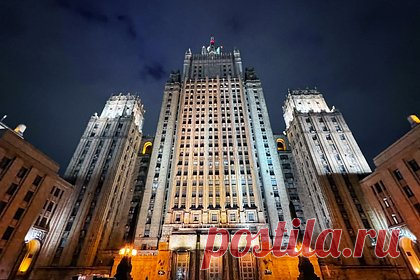 МИД расширил список персон нон грата из ЕС в ответ на 12-й пакет санкций. Россия расширила список персон нон грата из стран ЕС в ответ на утверждение 12-го пакета антироссийских санкций, сообщили в МИД РФ. Отмечается, что новые ограничительные меры будут распространяться на лиц, «пытающихся подорвать отношения России с другими государствами, занимающихся распространением дезинформации».