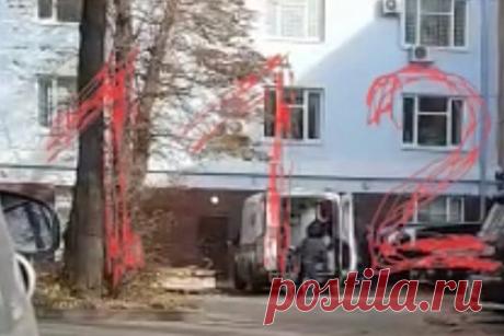 Раскрыты показания выпрыгнувшего из окна здания МВД россиянина. Выпрыгнувший из окна здания ГСУ МВД в Москве россиянин незадолго до происшествия заключил досудебное соглашение со следствием. Он проходил по возбужденному по статье 159 («Мошенничество») УК РФ уголовному делу и рассказал, что входил в банду, занимавшуюся убийствами и хищением чужого имущества.