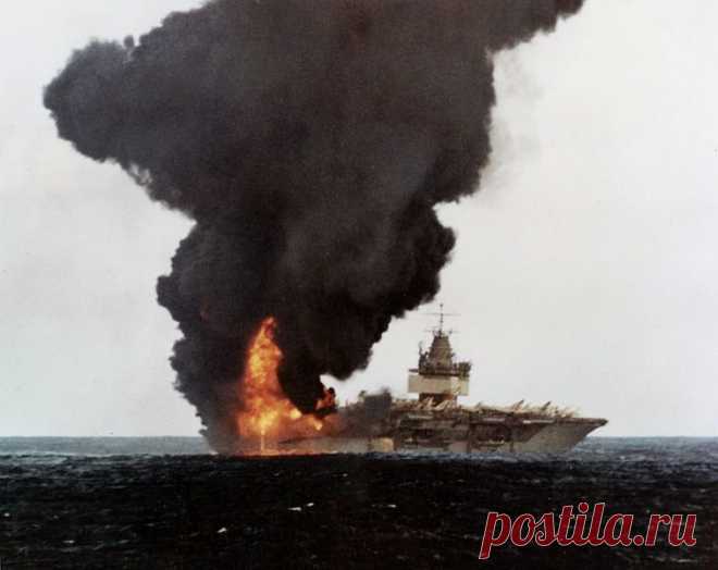 Пожар на авианосце USS Enterprise (CVN-65) 14 января 1969 г.
Погибло 27 человек, 343 ранено, потеряно 15 самолётов (стоимостью 5-7 млн долларов каждый).
Ущерб, нанесенный кораблю, был оценен в 6,4 млн. долларов.
А он был такой чистенький, новенький, с иголочки, под флагом полосатым, и ничто не напоминало, что не так давно "Здесь был кап. 2 р. Мурашов"..