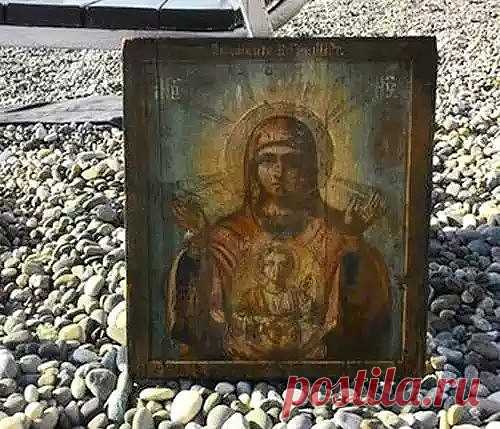 В Сочи стая дельфинов вернула людям икону Богородицы.

СМИ сообщили о чуде, произошедшем с военным ветераном группы Альфа в Сочи. 
Во время отдыха в Сочи стая дельфинов вернула людям икону Богородицы. 

Мужчина предпочел не называть свое имя прессе, но рассказал, как он вместе с женой любовался морскими просторами майским днем 2017 года. Внезапно его внимание привлекла стая дельфинов, которая находилась рядом с берегом и дружно пыталась вытолкать из воды какой-то тяжелый п...