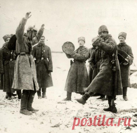Русские солвремени учат пленного немецкого солвремя плясать Казачок, Восточный фронт, Россия, 1915 год. / Историческая справка