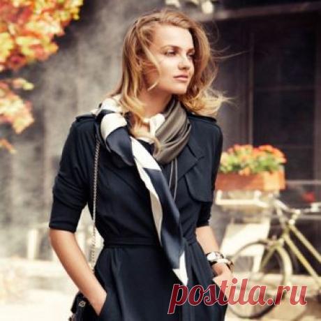 12 способов красиво завязать платок на шее Достаточно одного платка, чтобы и согреться, и создать стильный образ с пальто и платьем. Как завязать большой платок поверх пальто «Шаль» Способ подойдет для пальто с V-образным вырезом. Можно взять платок длиной от 150 см и шириной от 60 см или тонкий квадратный платок с длиной стороны...