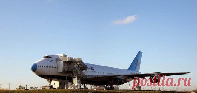 Шок: Самолет Боинг 747 переделали в отель Jumbo Hostel!