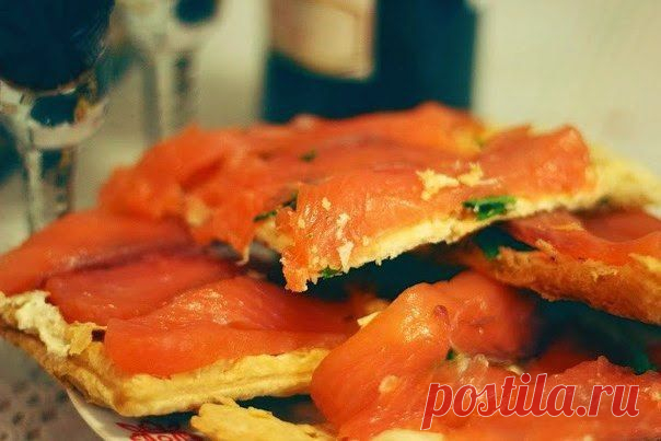 Быстрая и легкая закуска к вину - лосось с творожным сыром и зеленью на слоеном тесте.