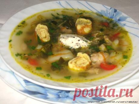 Зеленый борщ с пекинской капустой и рулетиками из омлета