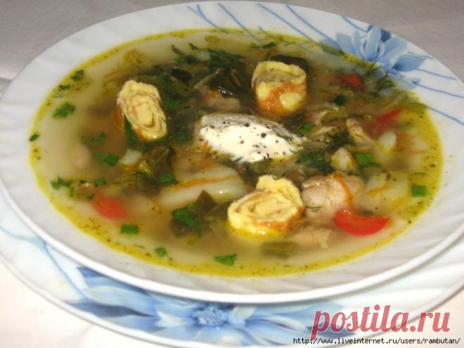 Зеленый борщ с пекинской капустой и рулетиками из омлета