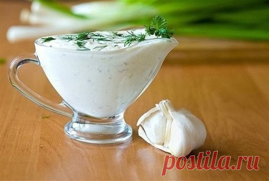 ОГУРЕЧНЫЙ СОУС ВМЕСТО МАЙОНЕЗА
Изумительно вкусный и простой в приготовлении соус для овощей, мяса, хлеба и всего того, с чем едят майонез.
Приготовление:
1. Натереть один средний огурец на крупной терке и слегка отжать сок.
2. Добавить 100 гр сливочного мягкого сыра, 2 зубчика измельченного чеснока, 3 ст. ложки жирной сметаны, 1 ч. ложку мелкопорезанного укропа.
3. Приправить специями и перемешать.
Чудесный соус готов!
***************************************
ТАК ЖЕ СМОТРИ...
