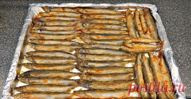 Мойва, запеченная в духовке. Не такая жирная, как на сковороде, улетает за раз! Идеальная закуска. К этой маленькой рыбке многие относятся со снисхождением: мол, дешевый продукт, «кошачья еда»… Не знаю, как у тебя, а у нас в семье мойва в авторитете. Уступая другим морским рыбам по размерам, она может похвастаться рекордным содержанием йода и витамина В12. Чудо-рыбка богата кальцием, фтором, калием, натрием, фосфором. А селена в мойве примерно в 10 раз больше, чем в мясе! ...