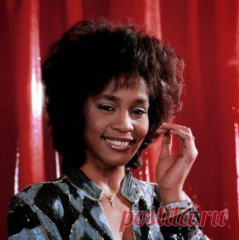 Уитни Хьюстон (Whitney Houston) в фотосессии Нила Мэтьюса (Neil Mathews) (1986).