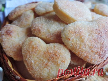 Творожное печенье «Слойка».
Невероятно вкусное, просто тающее во рту слоеное творожное печенье. Готовится очень легко и просто из минимального набора продуктов. Нравится всем без исключения!!!
Вам потребуется:
творог (мягкий) 350 г
маргарин (размягченный) 250 г
мука (просеять с разрыхлителем) 420-450 г
разрыхлитель 1 ч.л.
ванилин 1 г
сахар (для посыпки) 100 г
Как готовить:
1. Творог размять вилкой с ванилином и размягченным маргарином (по желанию можно заменить на сливочное масло).
2. Доба