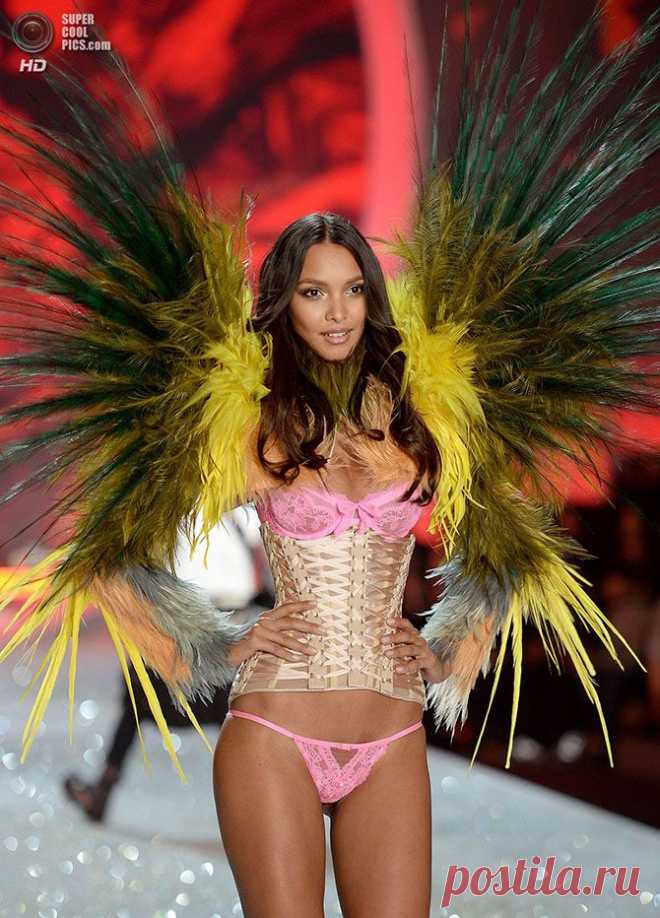 Шикарный показ Victoria’s Secret Fashion Show 2013.