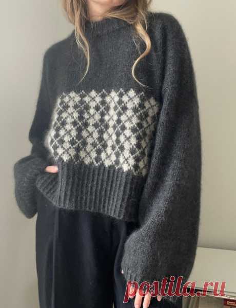 Пост на стене Свитер-оверсайз с жаккардом ⭐ Jeju ⭐Дизайн от AEGYOKNIT.РАЗМЕРЫ: 🧵1 (2) 3 (4) 5. Для окружности бюста 70-80 (80-100) 100-115 (115-130) 130-145 см. Финальная окружность свитера: 125 (137) 160 (172) 180 см. ПЛОТНОСТЬ ВЯЗАНИЯ🧵. 21 п. x 28 р. = 10 x 10 см лицевой гладью, спицами 4 мм, после стирки и блокировки образца.Описание вязания в закреплённом файле👇