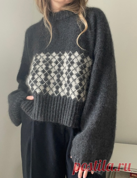 Пост на стене Свитер-оверсайз с жаккардом ⭐ Jeju ⭐Дизайн от AEGYOKNIT.РАЗМЕРЫ: 🧵1 (2) 3 (4) 5. Для окружности бюста 70-80 (80-100) 100-115 (115-130) 130-145 см. Финальная окружность свитера: 125 (137) 160 (172) 180 см. ПЛОТНОСТЬ ВЯЗАНИЯ🧵. 21 п. x 28 р. = 10 x 10 см лицевой гладью, спицами 4 мм, после стирки и блокировки образца.Описание вязания в закреплённом файле👇