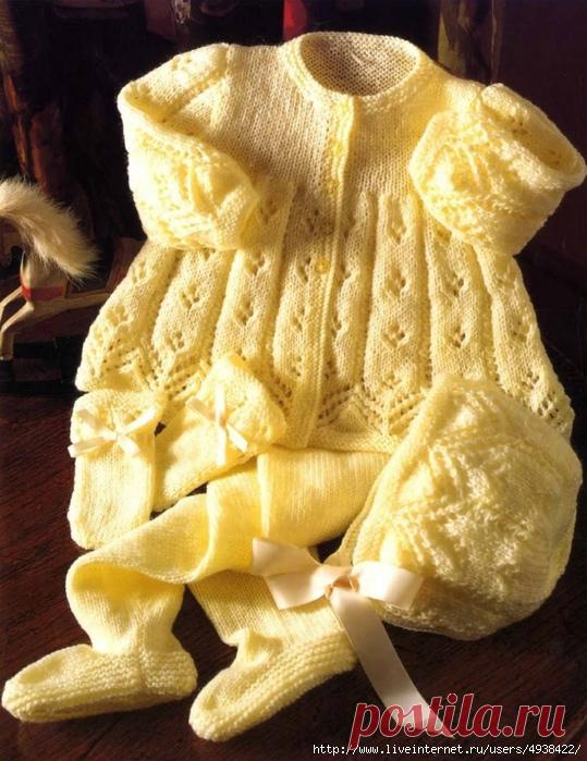 Желтый вязаный комплект для малышей.