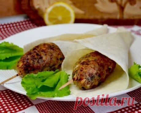 Люля-кебаб на шпажках в лаваше