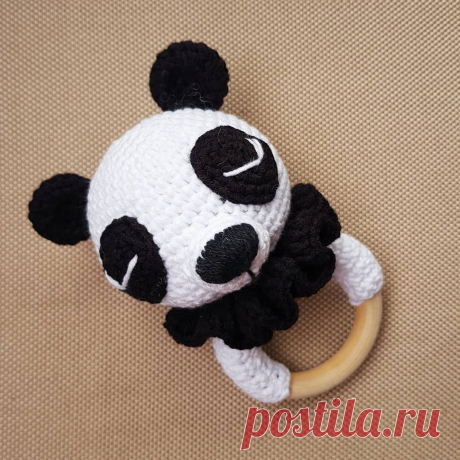 PDF Погремушка Панда крючком. FREE crochet pattern; Аmigurumi animal patterns. Амигуруми схемы и описания на русском. Вязаные игрушки и поделки своими руками #amimore - Панда, медведь, маленький медвежонок, мишка, погремушка.