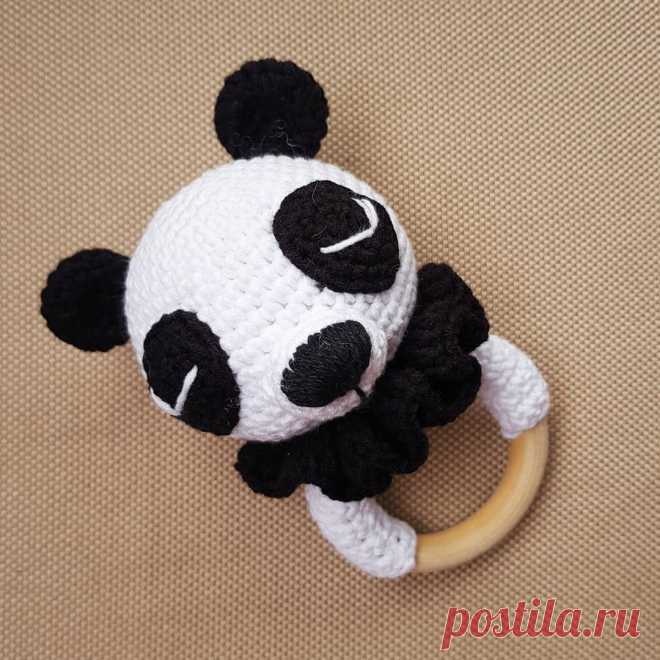 PDF Погремушка Панда крючком. FREE crochet pattern; Аmigurumi animal patterns. Амигуруми схемы и описания на русском. Вязаные игрушки и поделки своими руками #amimore - Панда, медведь, маленький медвежонок, мишка, погремушка.