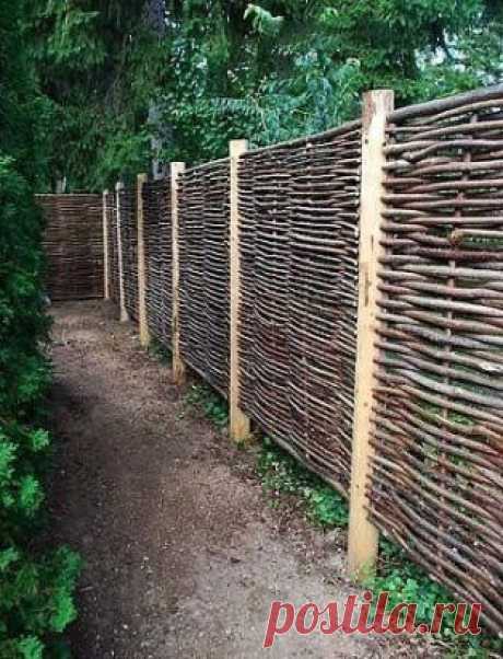 Как сделать плетень на даче своими руками 
 
Что может быть проще и «уютней» старинного доброго плетня. Я очень люблю этот вид ограждения. Он навевает мне сюжеты украинских сказок, такой милый сердцу крестьянский быт, где у плетня непременно стоят вилы, цветут подсолнухи и сушатся глиняные крынки для молока. 
 
Скоро растает последний снег, а значит самое время отправиться в лес за прутом, для того чтобы сделать у себя на даче плетень своими руками в качестве забора или ограждения для клумбы. 
З