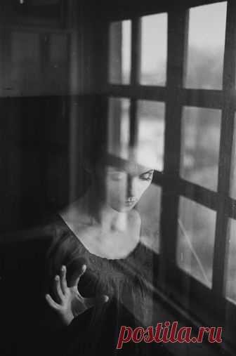 все важные фразы должны быть тихими,
все фото с родными всегда нерезкие.
самые странные люди всегда великие,
а причины для счастья всегда невеские.
самое честное слышишь на кухне ночью,
ведь если о чувствах - не по телефону,
а если уж плакать, так выть по-волчьи,
чтоб тоскливым эхом на полрайона.
любимые песни - все хриплым голосом,
все стихи любимые - неизвестные.
все наглые люди всегда ничтожества,
а все близкие люди всегда не местные.
все важные встречи всегда случайные...