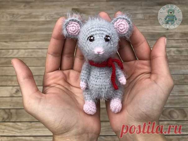 Мышка
Шедевры амигуруми - ЛУЧШЕЕ из мира амигуруми!!

Автор описания - Лиана Бурунбаева
СХЕМА ВЯЗАНИЯ КРЮЧКОМ:
Голова:
1 ряд: 6 СБН в кольцо
2 ряд: 6 СБН
3 ряд: (1 СБН, пр)*3 (9)
4 ряд: 1 СБН, пр, (2 СБН, пр)*2, 1 СБН (12)
5 ряд: (3 СБН, пр)*3 (15)
6 ряд: 2 СБН, пр, (4 СБН, пр)*2, 2 СБН (18)
7 ряд: (5 СБН, пр)*3 (21)
8 ряд: 3СБН,пр, (6СБН, пр)*2, 3 СБН (24)
9 ряд: (3 СБН, пр)*6 (30)
10 ряд: 9СБН, 12 прибавок подряд, 9 СБН (42)
11 -16 ряды: 42 СБН
17 ряд: 6 СБН, уб, (12 СБН...